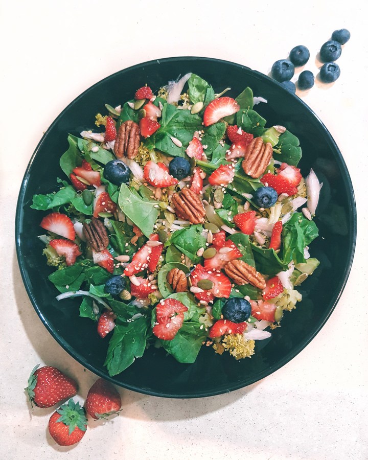 Ensalada de brócoli, espinacas y&nbsp;fresas